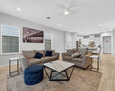 2617 Live Oak Street - Photo Thumbnail 5