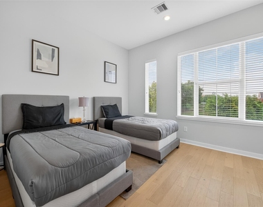 2617 Live Oak Street - Photo Thumbnail 14