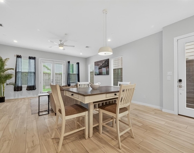 2617 Live Oak Street - Photo Thumbnail 6