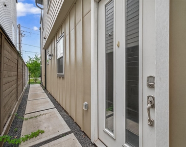 2617 Live Oak Street - Photo Thumbnail 2