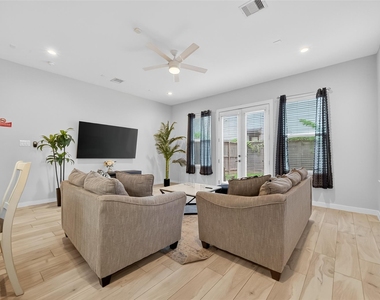 2617 Live Oak Street - Photo Thumbnail 3
