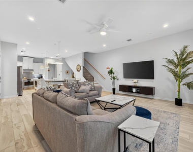 2617 Live Oak Street - Photo Thumbnail 4
