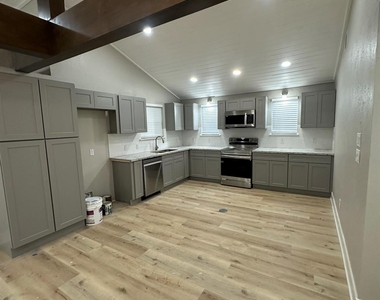 8223 Wallis Street - Photo Thumbnail 16