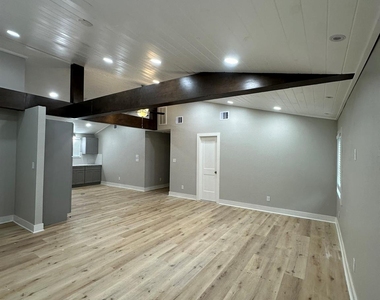 8223 Wallis Street - Photo Thumbnail 4
