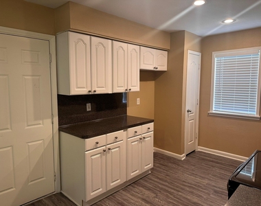 5830 Effingham Drive - Photo Thumbnail 11