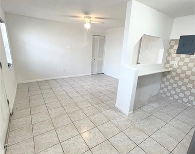 2916 North 16th Street - Photo Thumbnail 3
