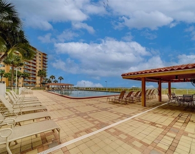 880 Mandalay Avenue - Photo Thumbnail 15