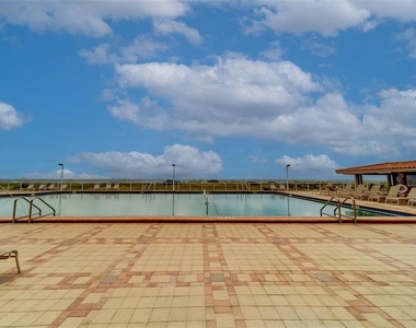 880 Mandalay Avenue - Photo Thumbnail 14