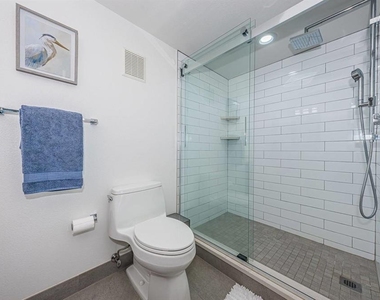 6083 Bahia Del Mar Circle - Photo Thumbnail 17