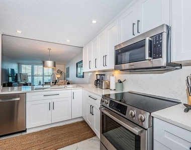 6083 Bahia Del Mar Circle - Photo Thumbnail 9