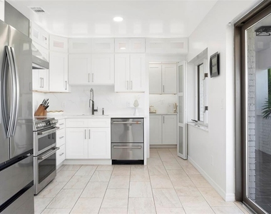 2710 Hibiscus Drive W - Photo Thumbnail 9