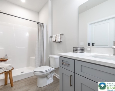 2897 Easton Avenue - Photo Thumbnail 4