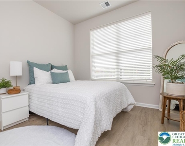 2897 Easton Avenue - Photo Thumbnail 3