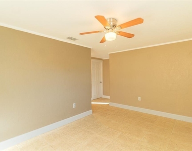 114 E Northside Drive - Photo Thumbnail 3
