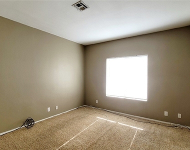 1900 N Torrey Pines Drive - Photo Thumbnail 5