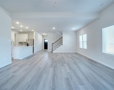 1008 Eagle Run Lane - Photo Thumbnail 5