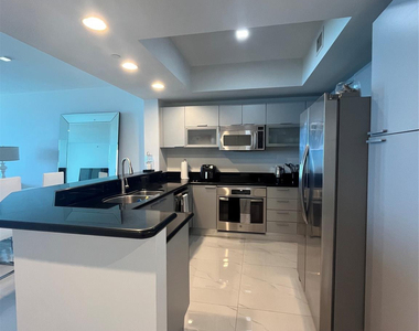 2650 Lake Shore Drive - Photo Thumbnail 15