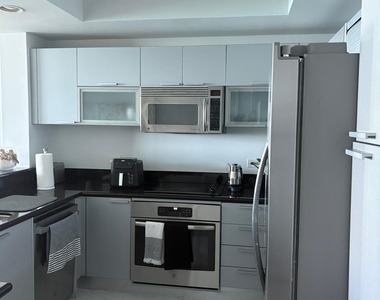 2650 Lake Shore Drive - Photo Thumbnail 3