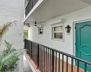 1212 Se 2nd Court - Photo Thumbnail 3