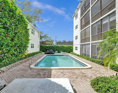 1212 Se 2nd Court - Photo Thumbnail 5