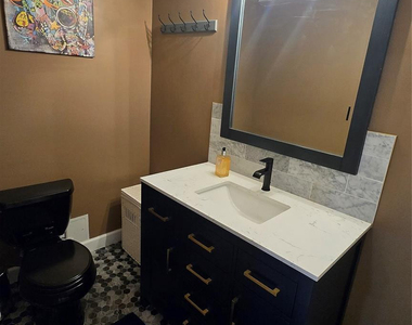 300 Bayview Drive - Photo Thumbnail 8