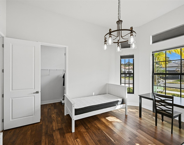 7818 Rowan Terrace - Photo Thumbnail 17