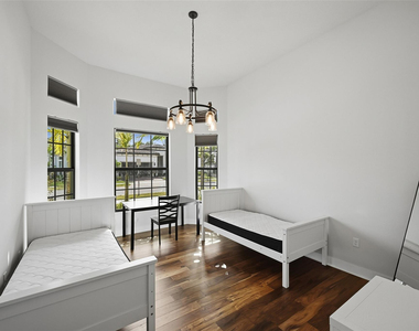 7818 Rowan Terrace - Photo Thumbnail 18