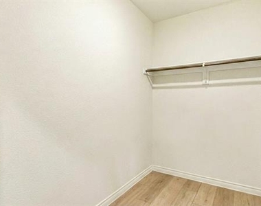 315 Pine Hollow Way - Photo Thumbnail 15