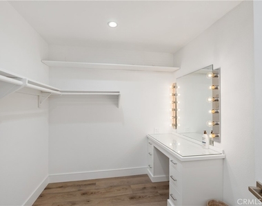 404 Loma - Photo Thumbnail 12