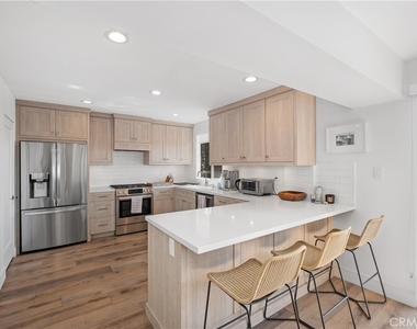 404 Loma - Photo Thumbnail 3