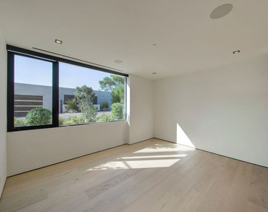8765 Hollywood - Photo Thumbnail 15