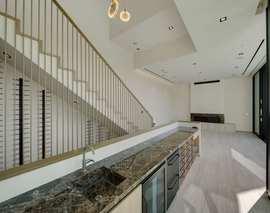 8765 Hollywood - Photo Thumbnail 35