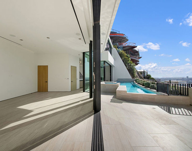 8765 Hollywood - Photo Thumbnail 26
