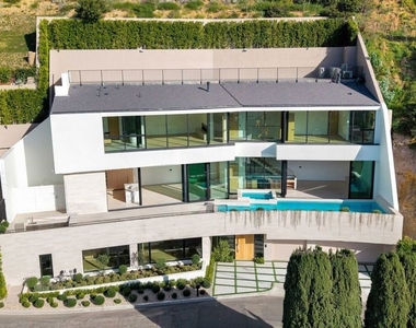 8765 Hollywood - Photo Thumbnail 1
