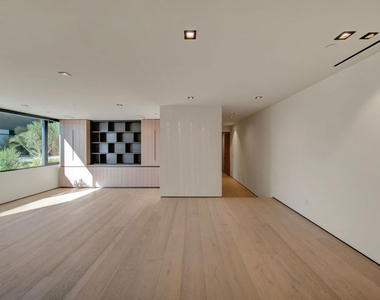 8765 Hollywood - Photo Thumbnail 14