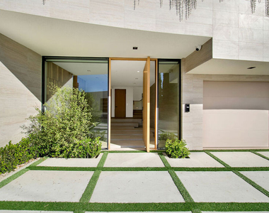 8765 Hollywood - Photo Thumbnail 6