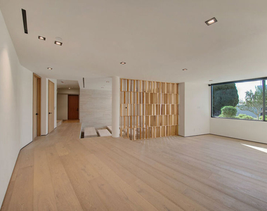 8765 Hollywood - Photo Thumbnail 20