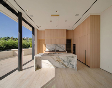 8765 Hollywood - Photo Thumbnail 21