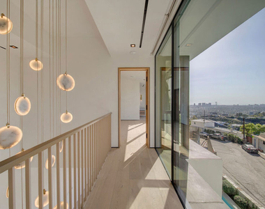 8765 Hollywood - Photo Thumbnail 52