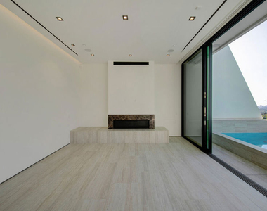 8765 Hollywood - Photo Thumbnail 37