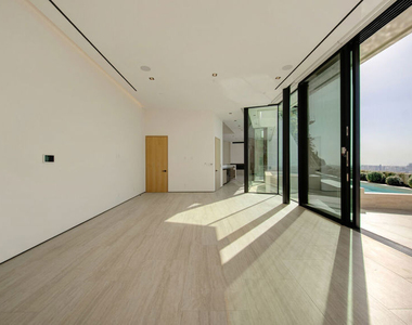 8765 Hollywood - Photo Thumbnail 31