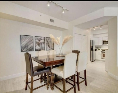 802 W Windward Way - Photo Thumbnail 2