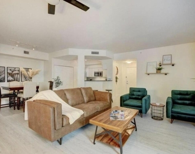 802 W Windward Way - Photo Thumbnail 3