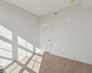 5521 Wayne Avenue - Photo Thumbnail 5