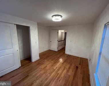 220 Lakeview Avenue - Photo Thumbnail 5