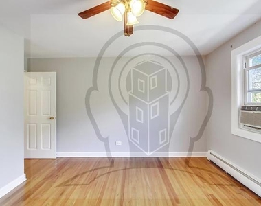 822 Seward Street - Photo Thumbnail 3