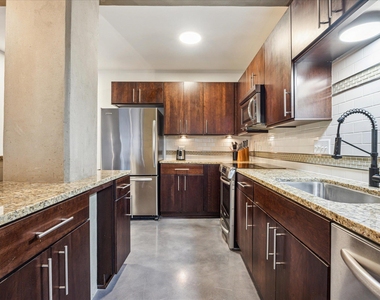 800 Brazos St - Photo Thumbnail 3
