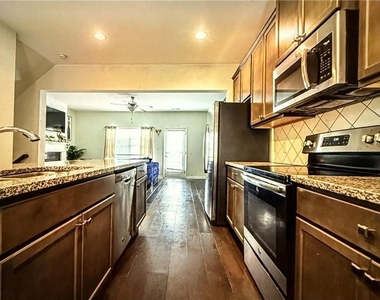 900 Sw Society Circle Sw - Photo Thumbnail 3
