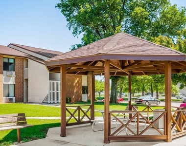 1425 N N 11th Ave E, Ia - Photo Thumbnail 2