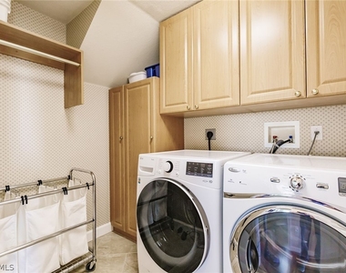 7859 Berkshire Pines Drive - Photo Thumbnail 14